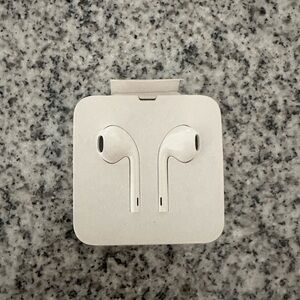 NWT Apple White Wired Earbuds